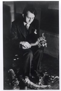 Andre Malraux (1901-76) in de Rue du Bac, Parijs, ca. 1933